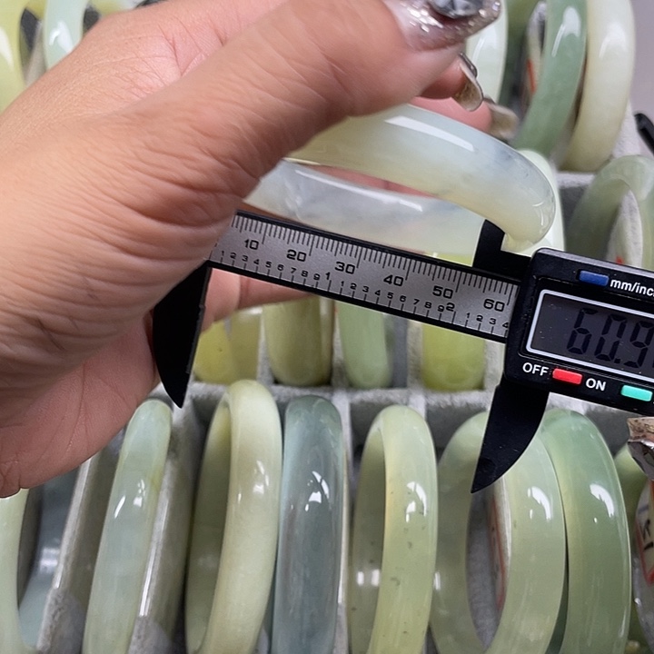 蛇纹石玉未镶嵌手镯159