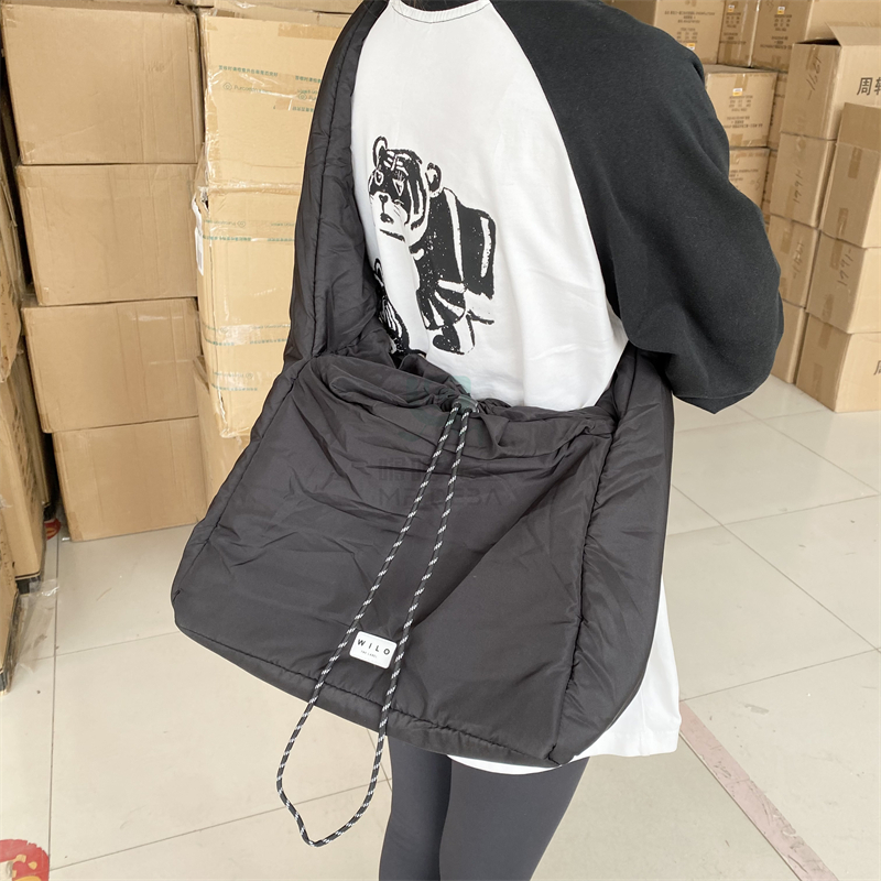 男女通用款黑色斜挎包单肩包时尚简约休闲包大容量云朵包