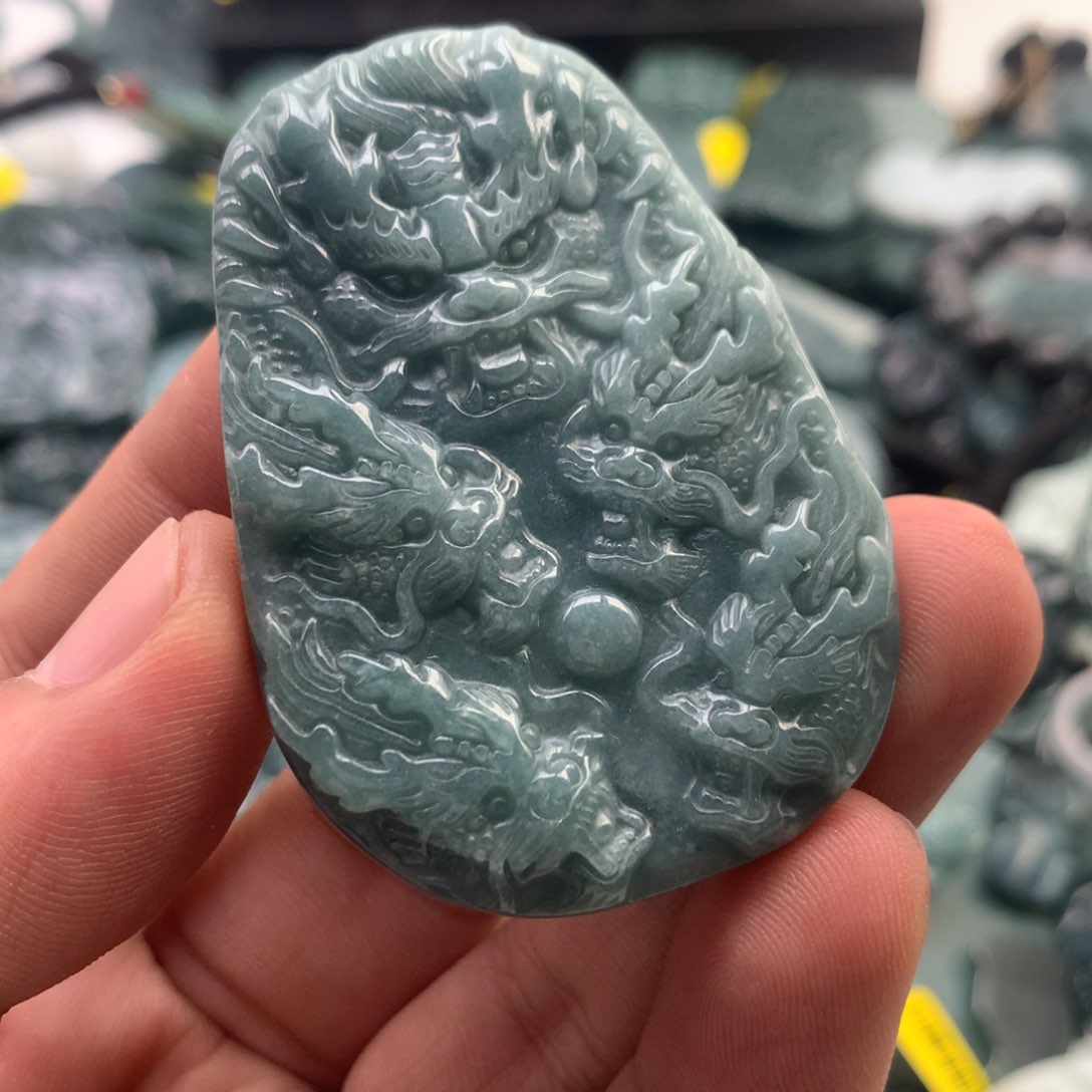 颈饰未镶嵌翡翠龙牌（有裂）