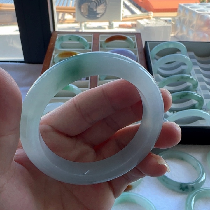 翡翠未镶嵌手镯糯冰蓝花