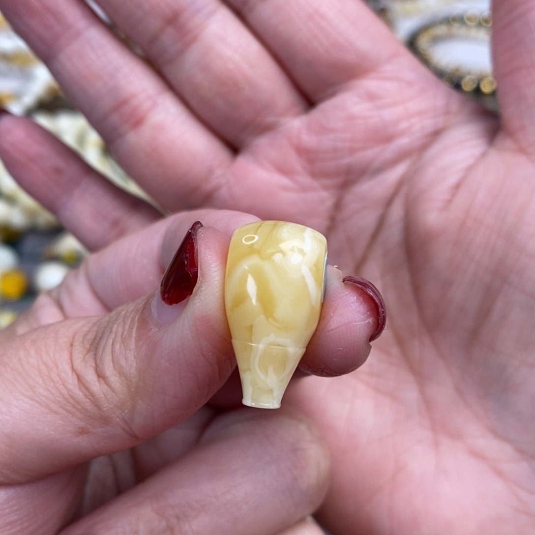 琥珀裸石未镶嵌黄白花三通11.5