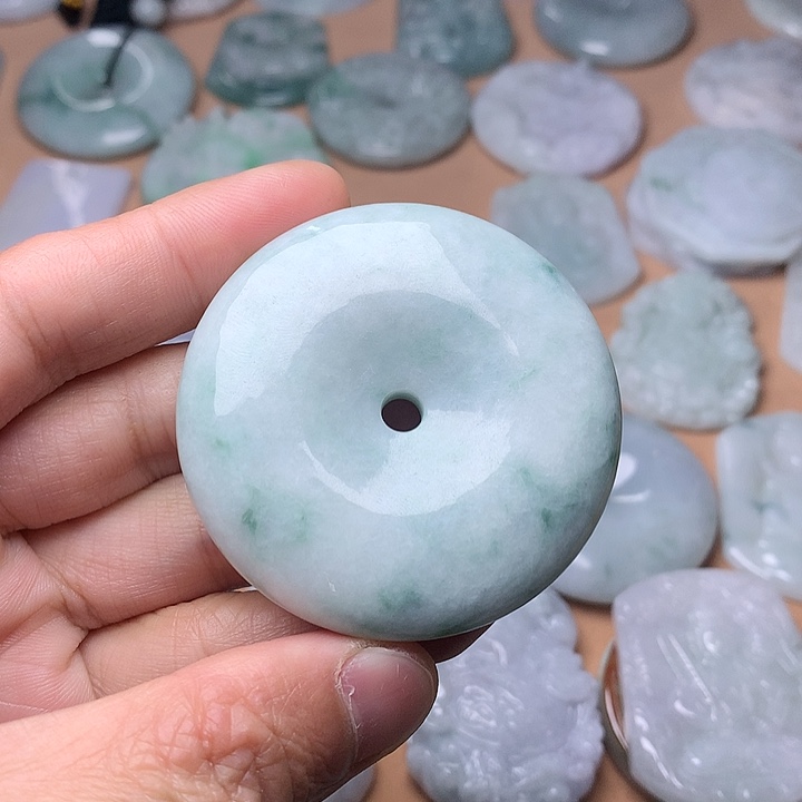 向***༄翡翠未镶嵌颈饰平安扣