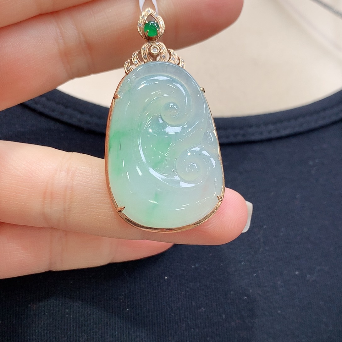 翡翠颈饰18K金镶嵌如意