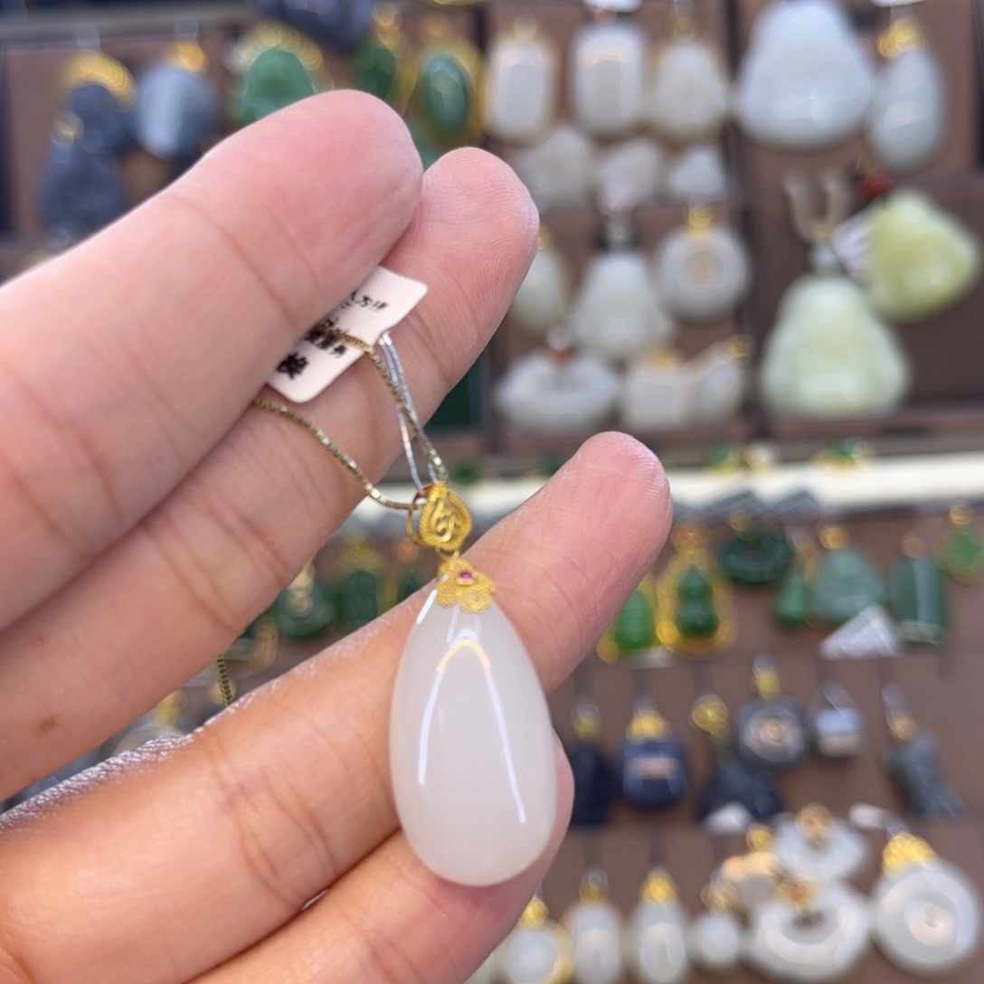 和田玉吊坠18K金镶嵌