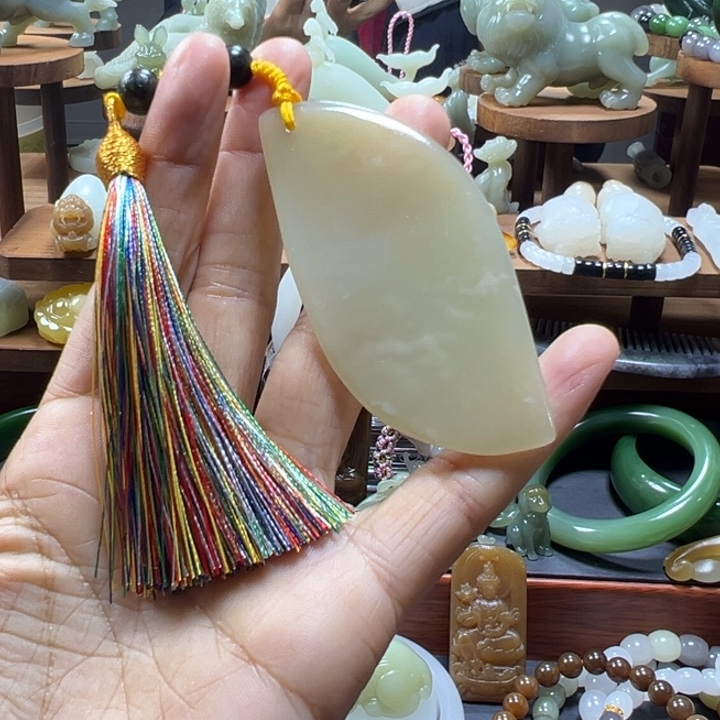 颈饰未镶嵌和田玉韦**?