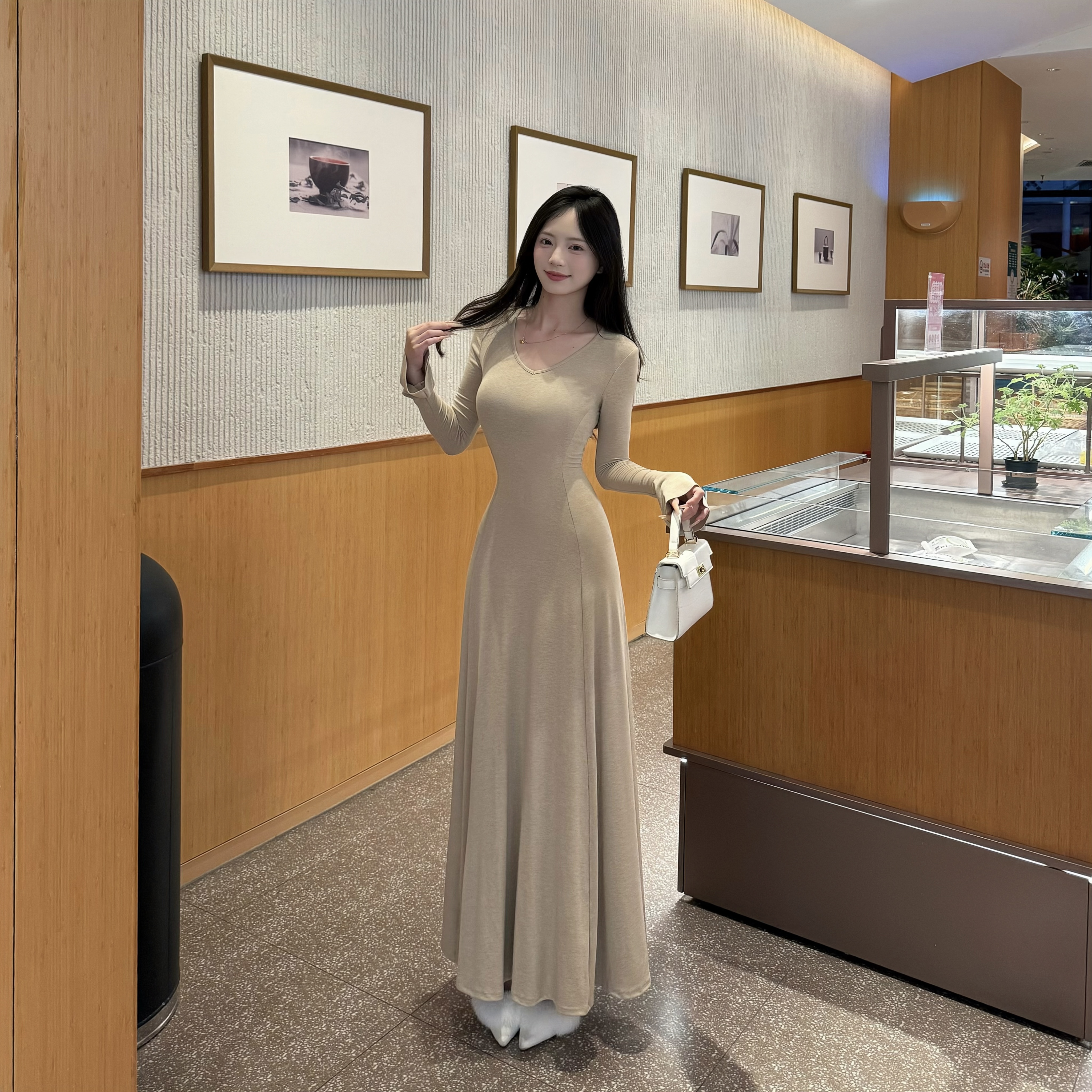 V领显瘦茶歇长袖连衣裙秋冬法式百搭修身时尚长裙喇叭袖大摆A字裙