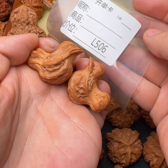 明***天桃核把件吉祥鸟 88888
