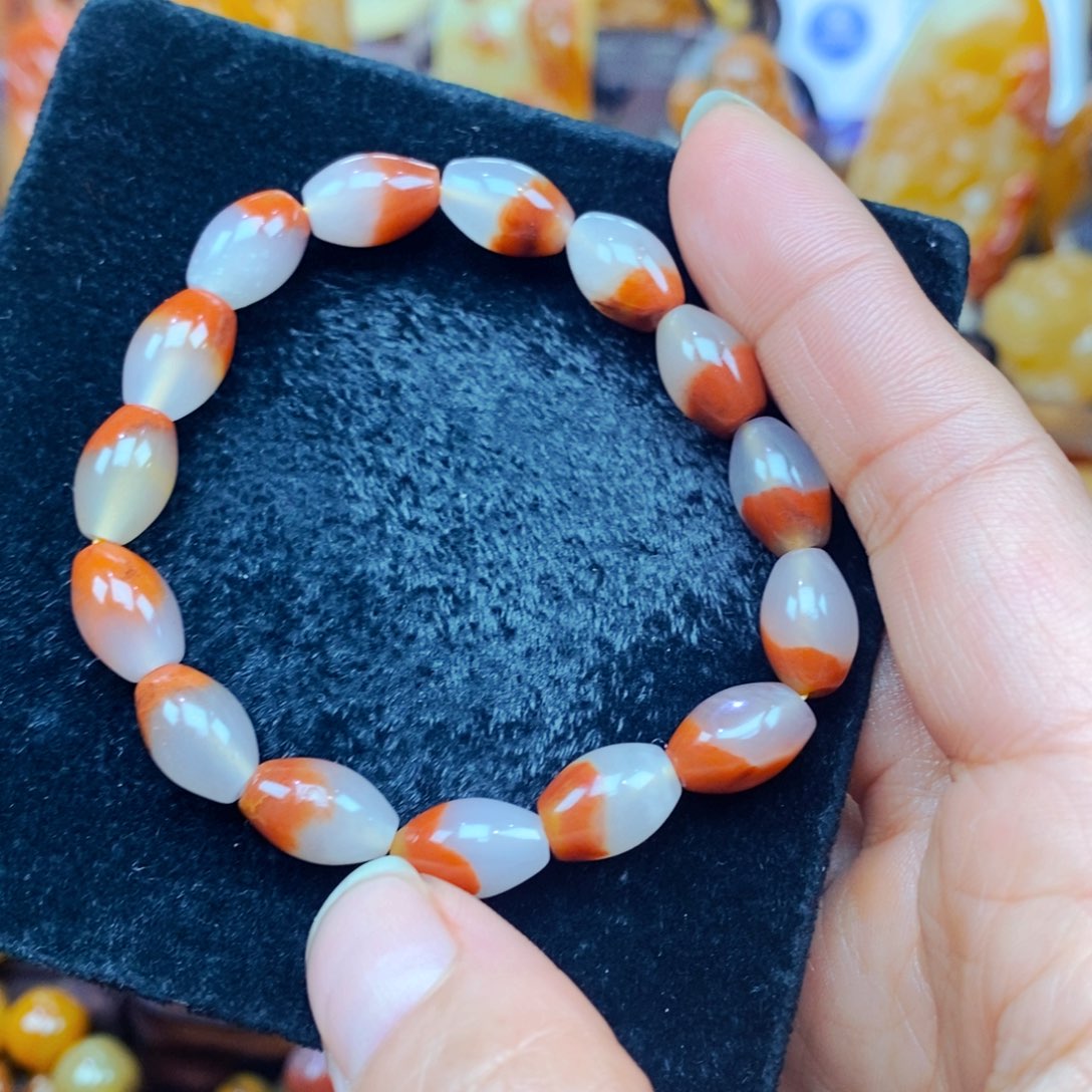 未镶嵌石英质玉（黄龙玉）颈饰