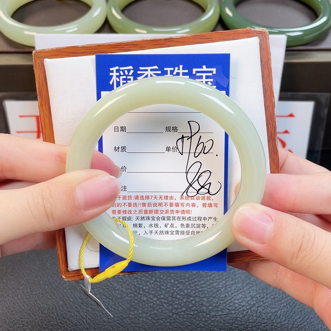 和田玉手镯未镶嵌