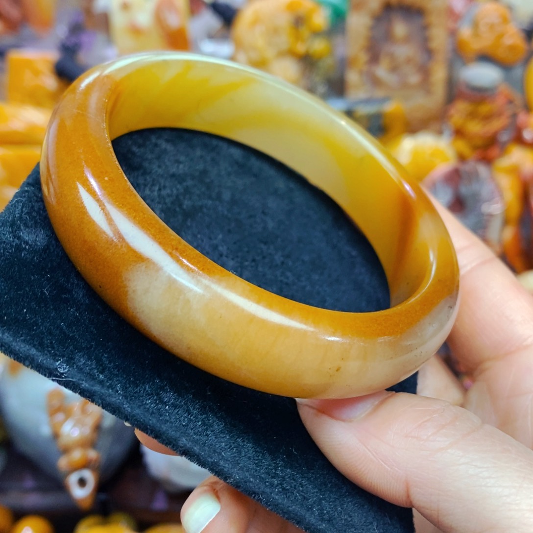 未镶嵌石英质玉（黄龙玉）颈饰