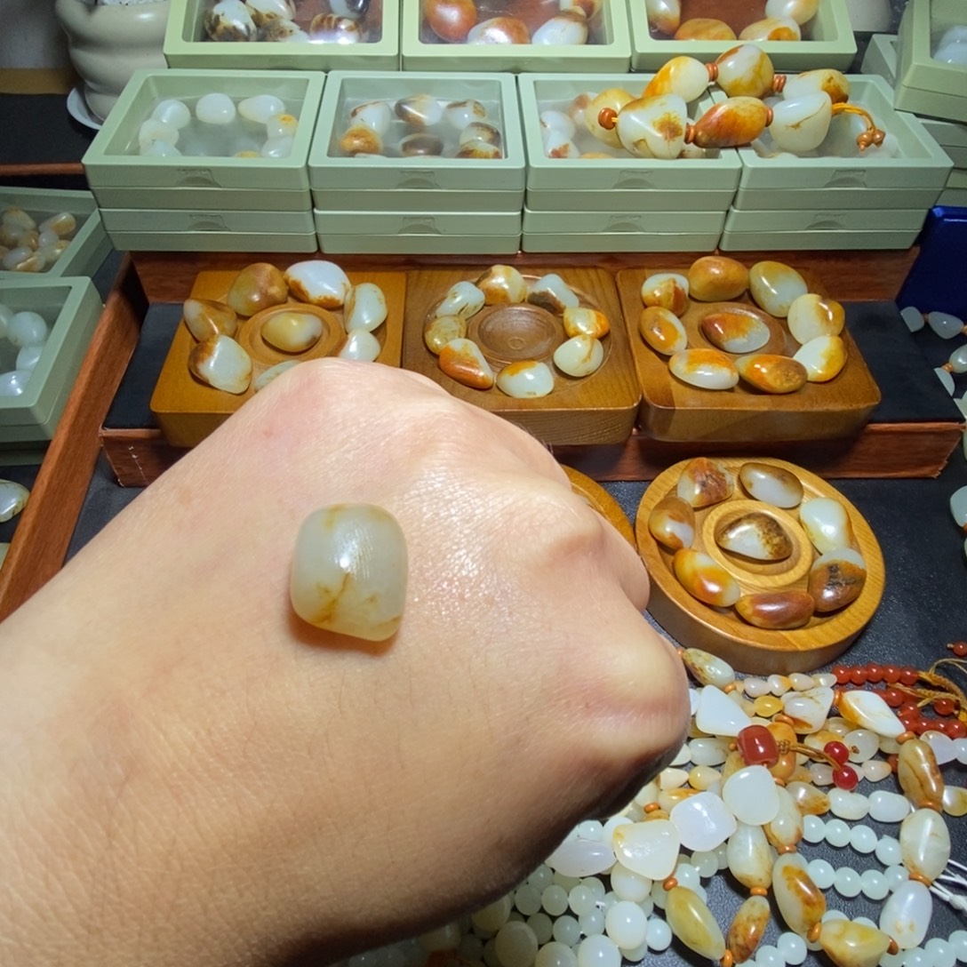 江***影和田玉未镶嵌手串