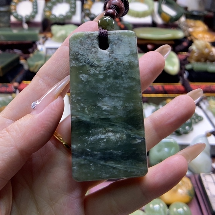 未镶嵌岫岩老玉（透闪石质玉）把件