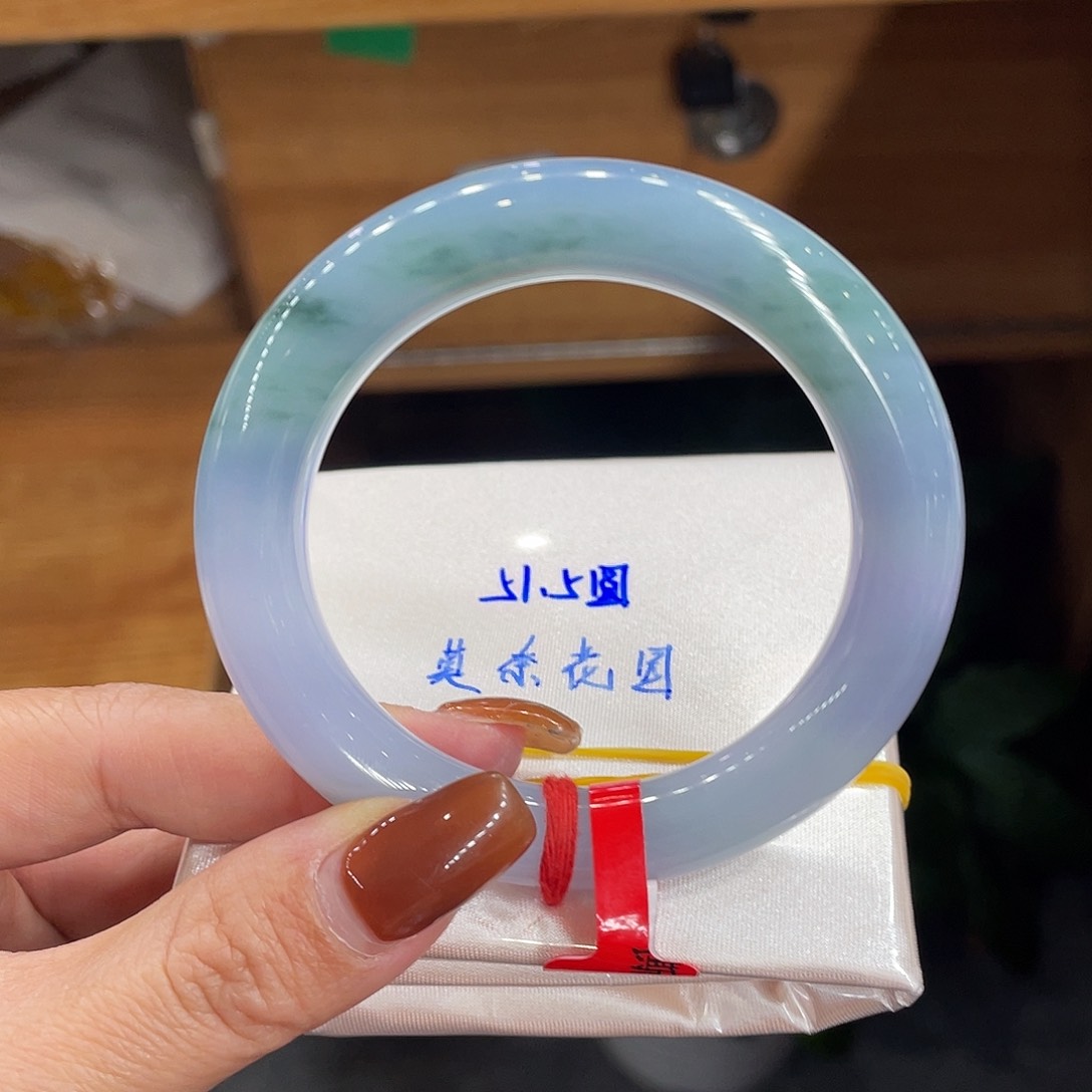 翡翠手镯未镶嵌天然翡翠