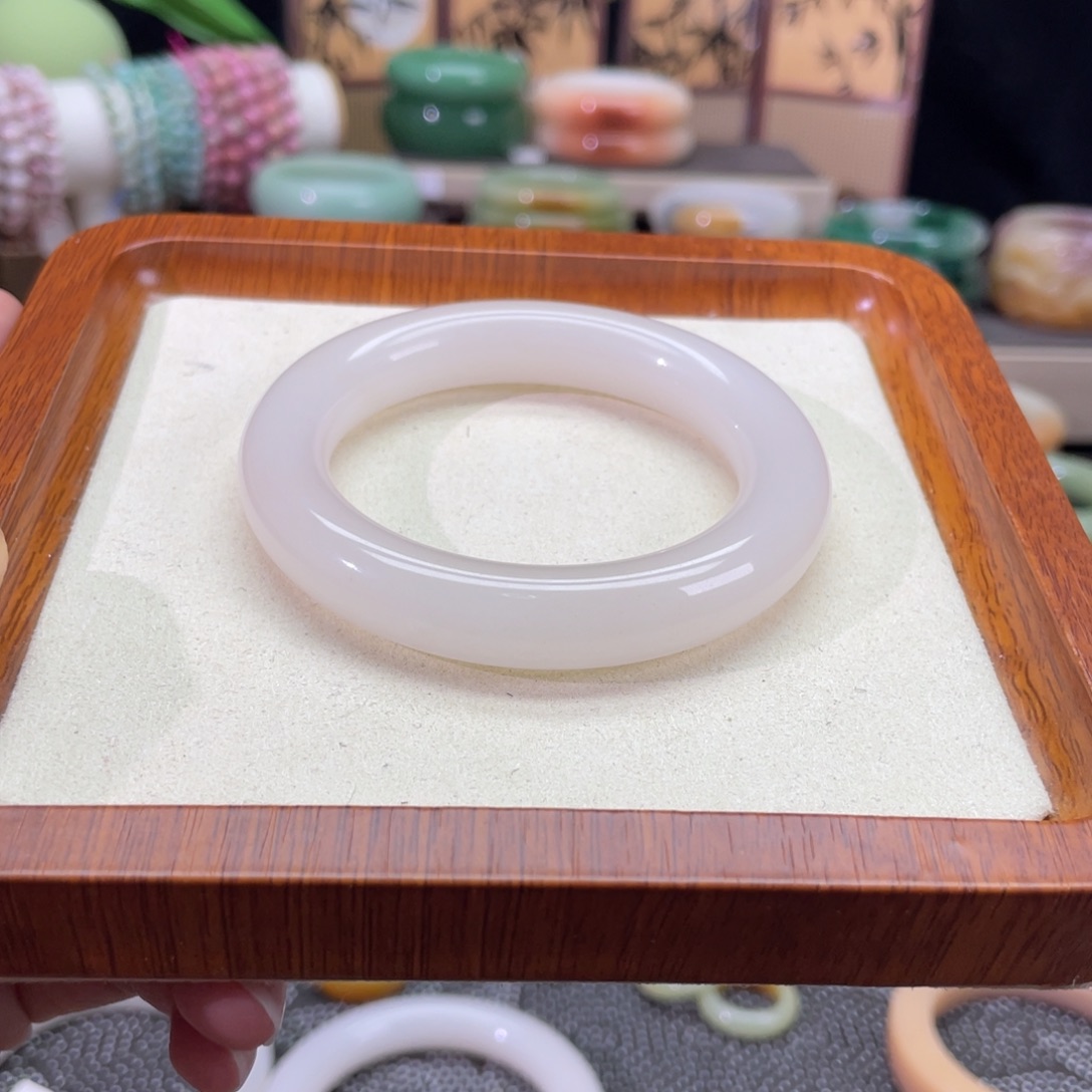 小****石英质玉未镶嵌手镯