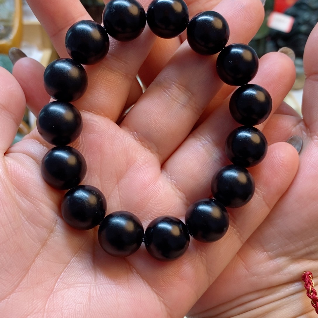 透闪石质玉手串未镶嵌与****。