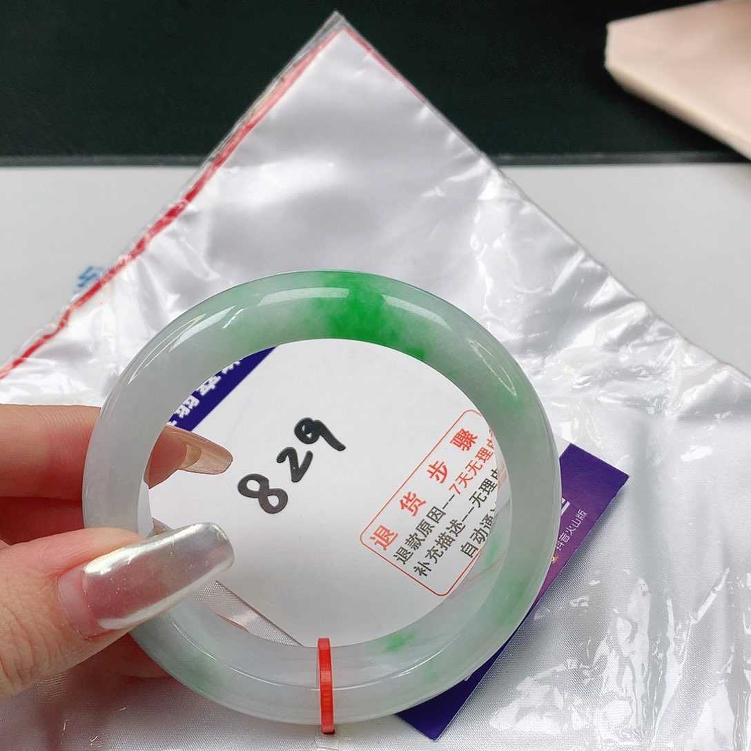 翡翠手镯未镶嵌翡翠手镯