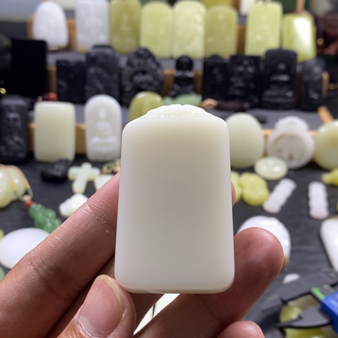 和田玉未镶嵌吊坠(赠链)