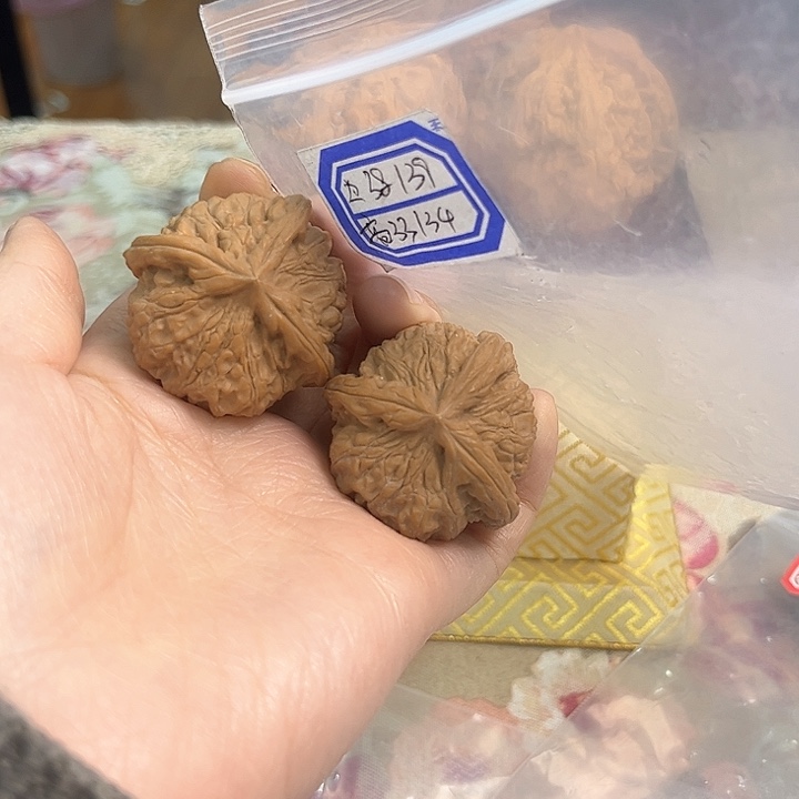 文玩核桃把件红狮子头三棱