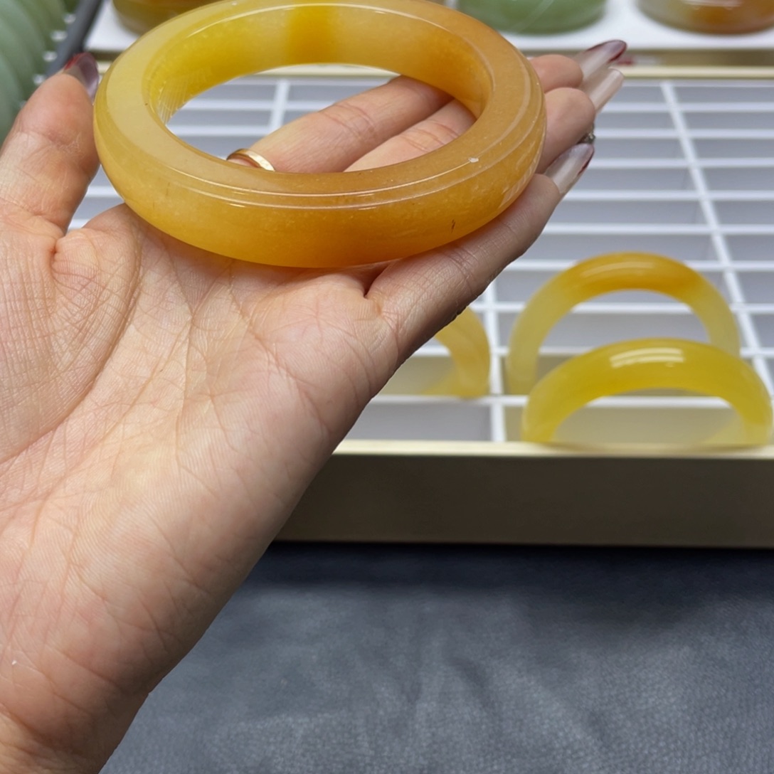 石英质玉手镯未镶嵌回**笑