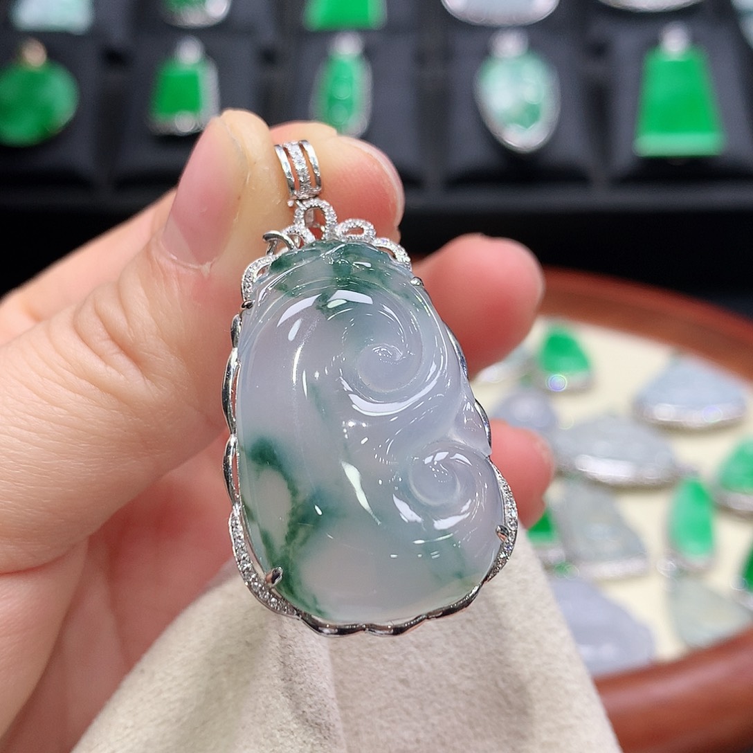 翡翠颈饰18K金镶嵌如意