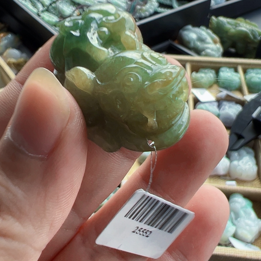 翡翠未镶嵌颈饰貔貅