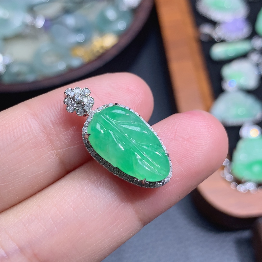 翡翠18K金镶嵌颈饰满色冰阳绿叶子