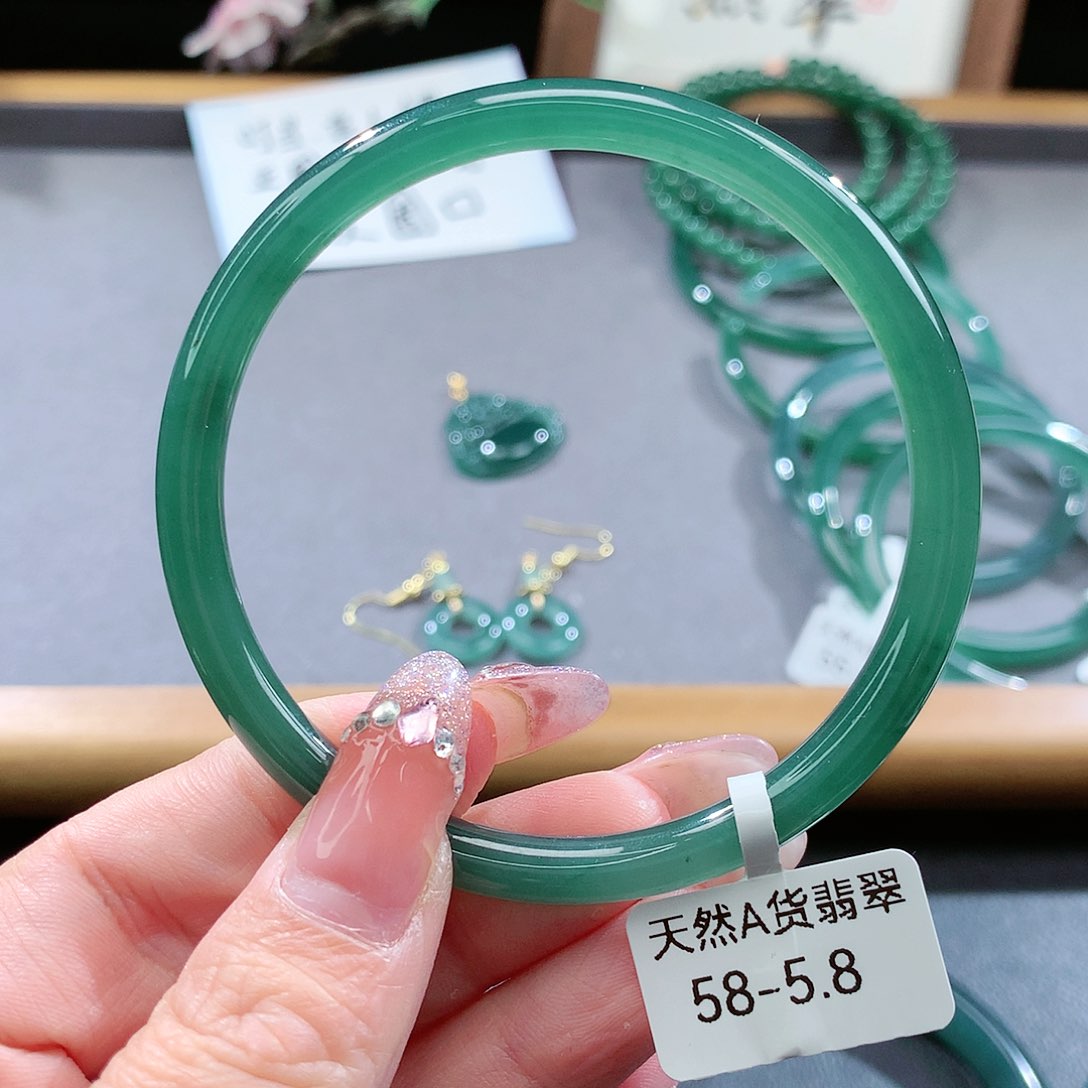 翡翠手镯（圆镯）未镶嵌