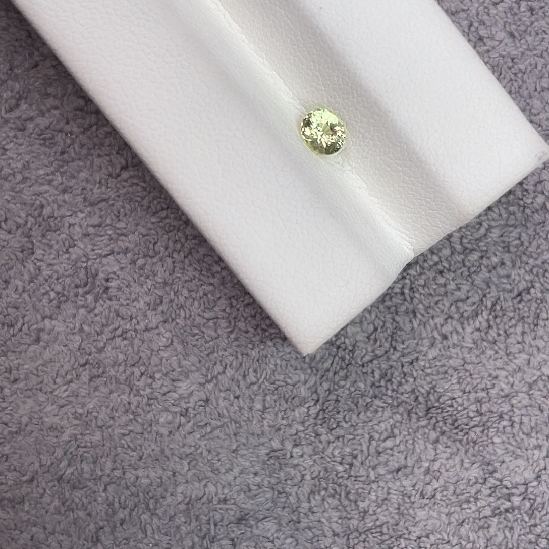 石榴石裸石未镶嵌0.44Ct。 