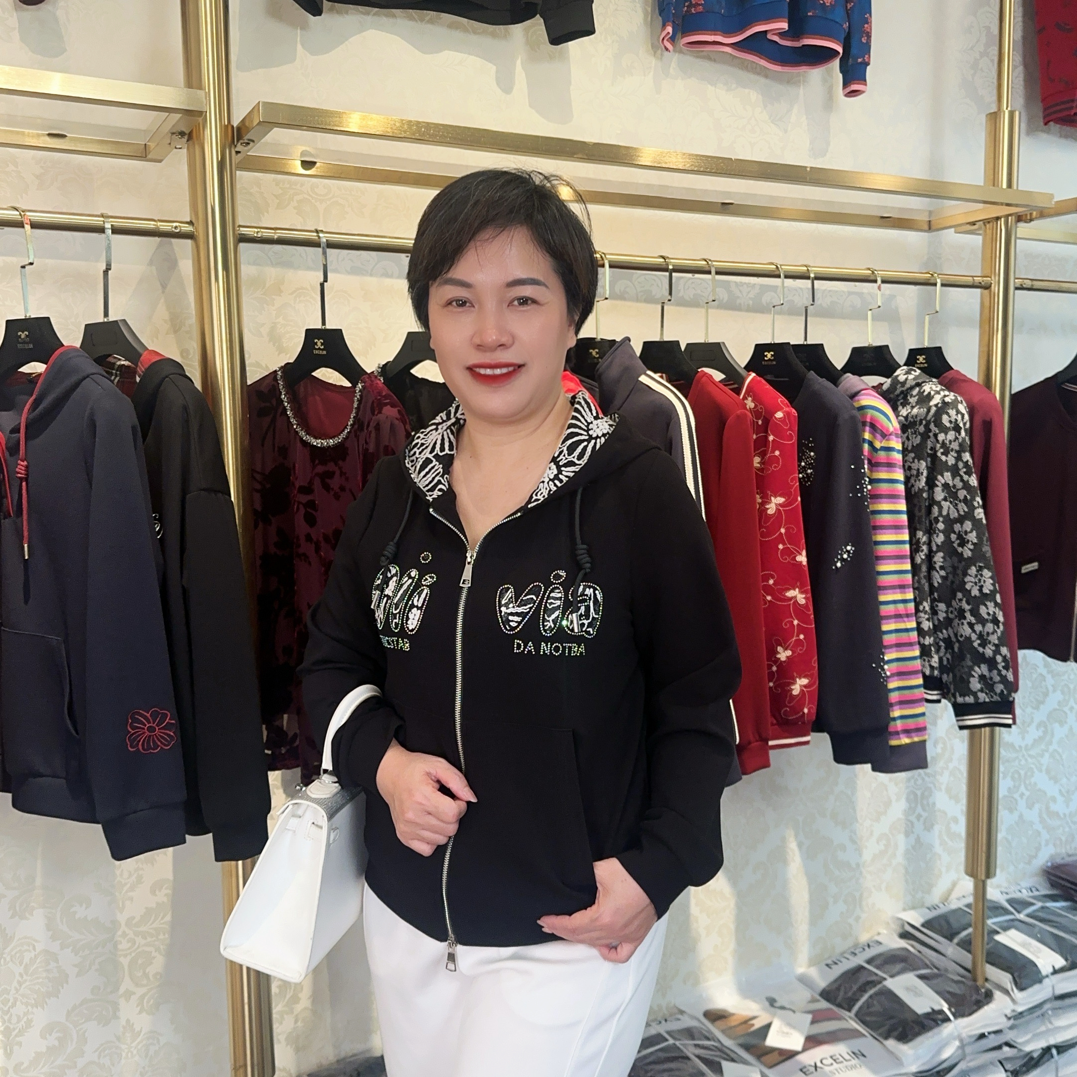 【雏菊蕾丝黑色连帽外套】秋季高档时尚舒适显瘦减龄套头休闲女卫衣