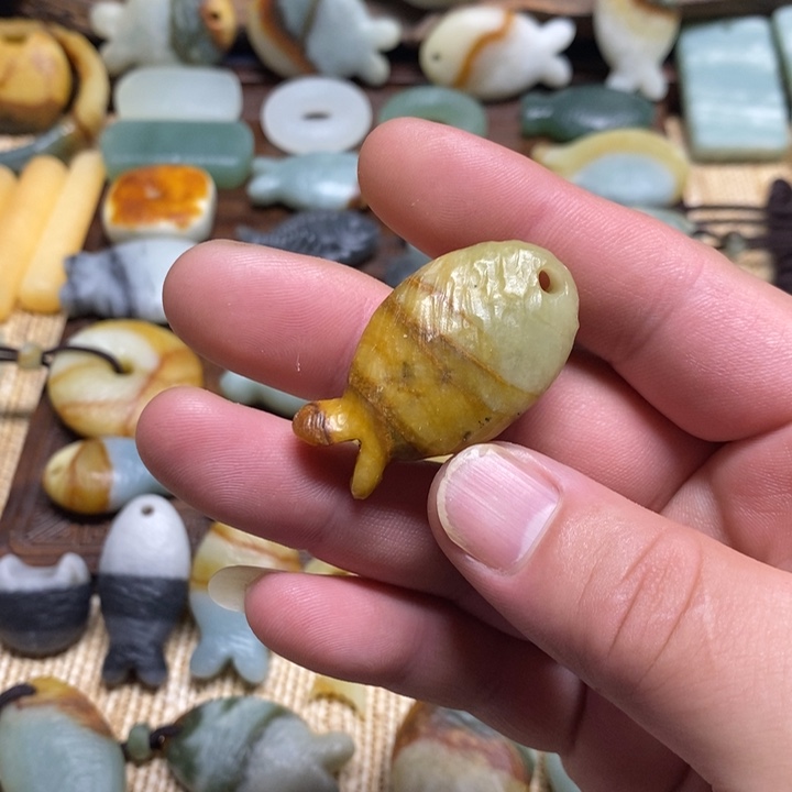 蛇纹石玉未镶嵌颈饰