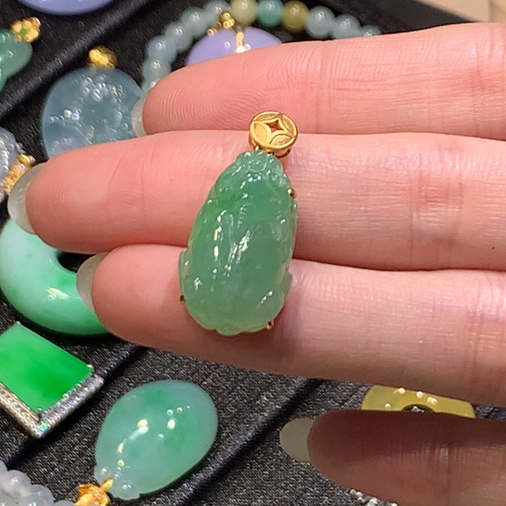 颈饰18K金镶嵌翡翠