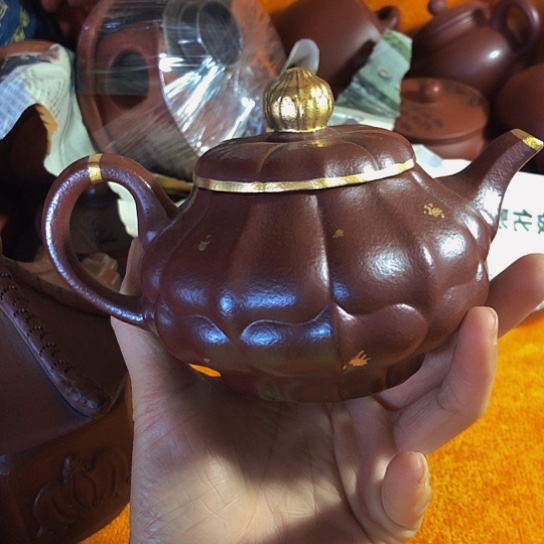 紫砂茶壶原矿泥料手工制作的紫砂壶。