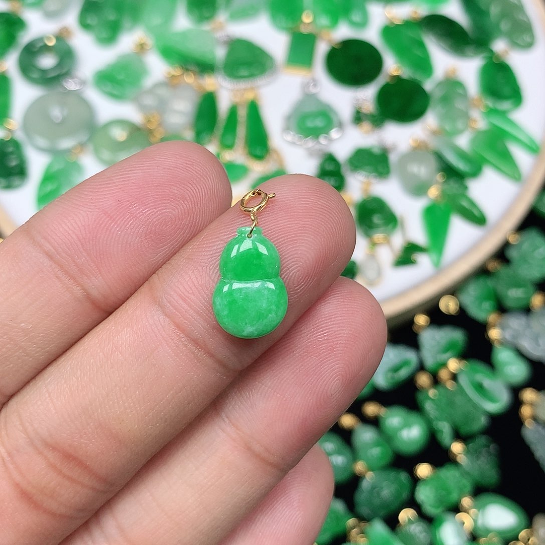 翡翠颈饰18K金镶嵌伊*白18K金扣 小巧精美飘阳绿葫芦