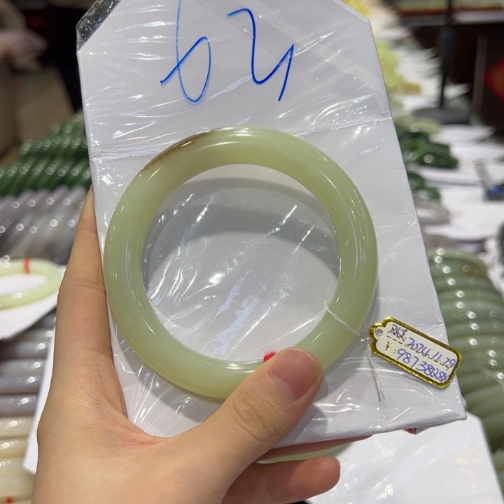 咸***包未镶嵌手镯和田玉