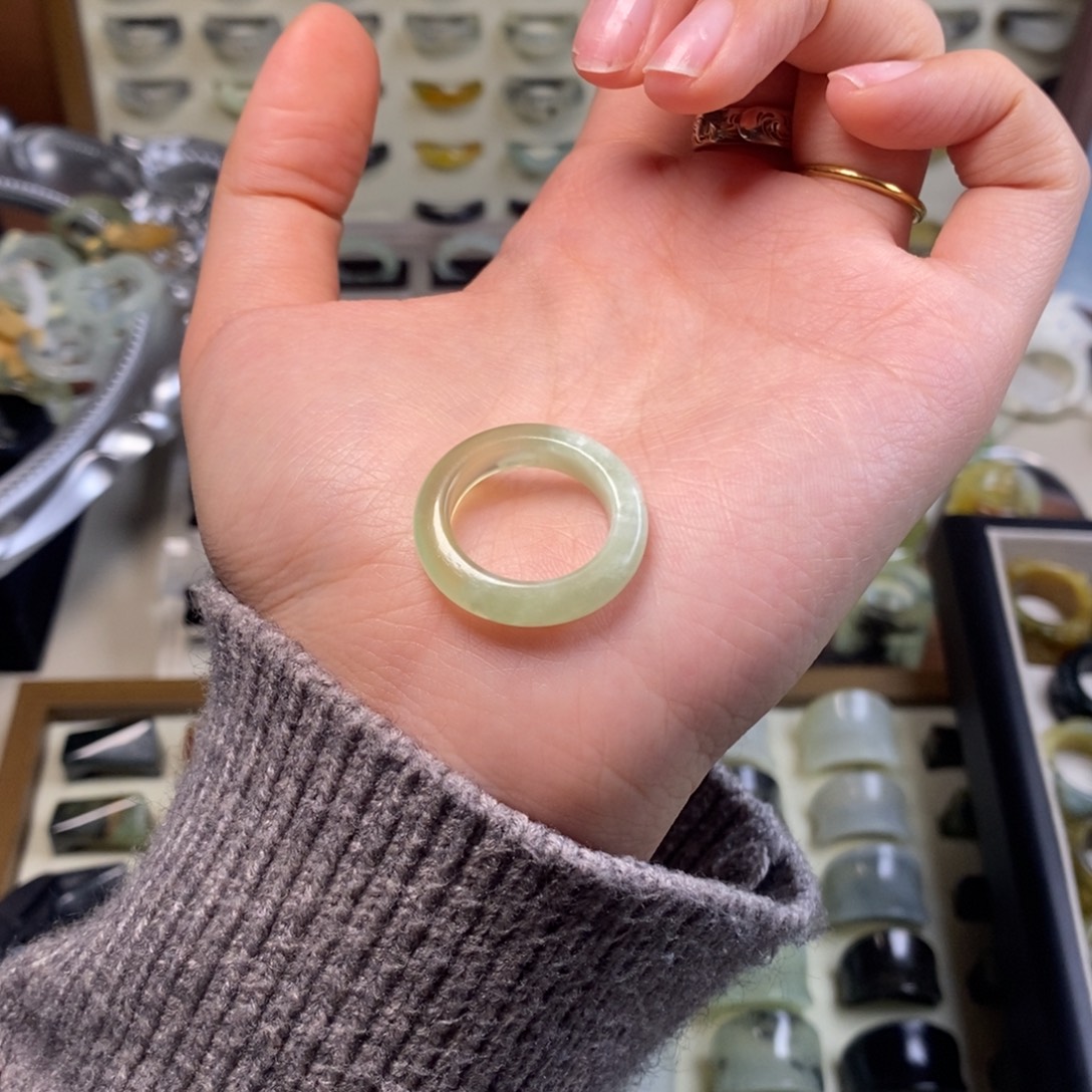 以***七蛇纹石玉未镶嵌戒指