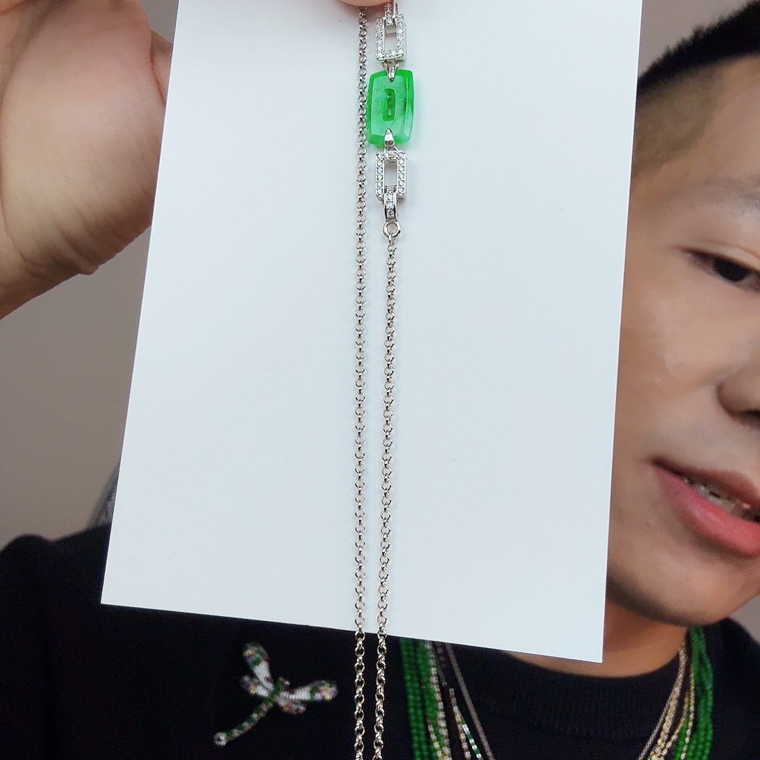 翡翠未镶嵌颈饰一件