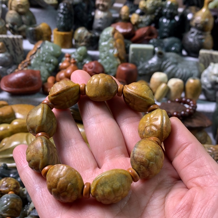 未镶嵌岫岩河磨玉（透闪石质玉）把件