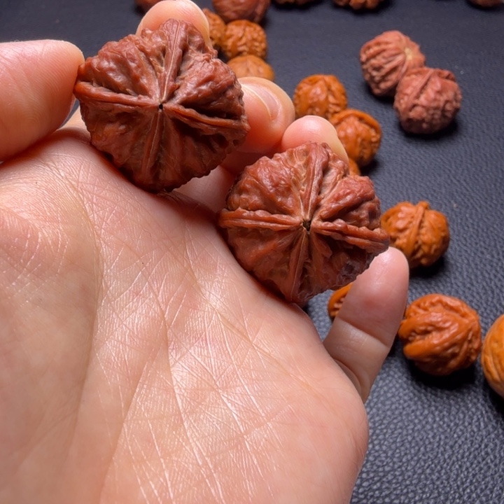 1***1文玩核桃吊坠红皮四棱