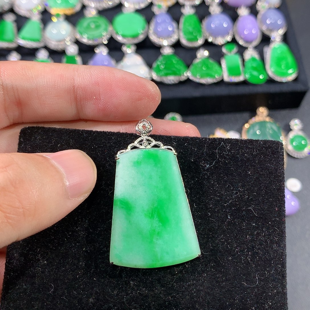 翡翠18K金镶嵌颈饰