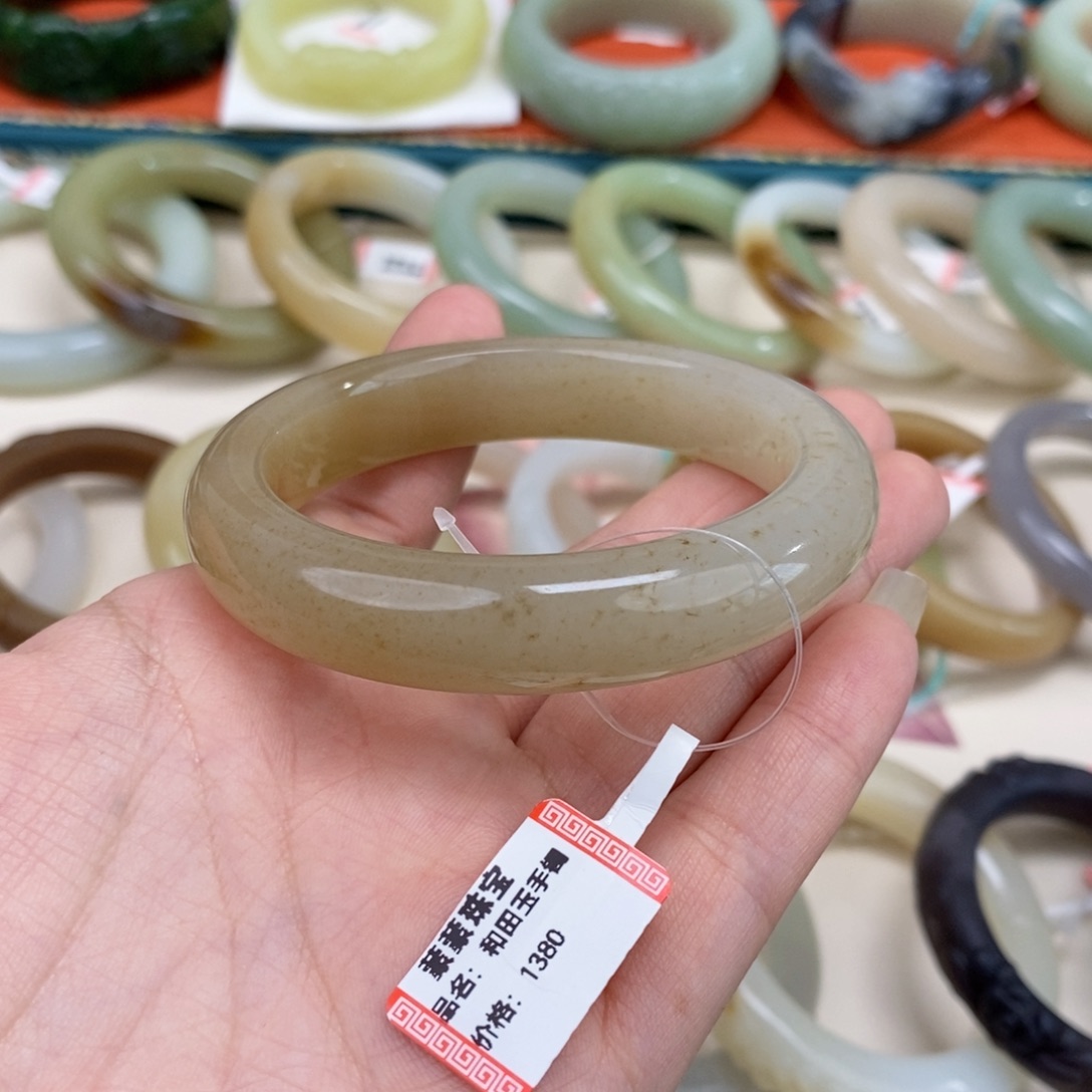 U***i未镶嵌手镯和田玉54.8