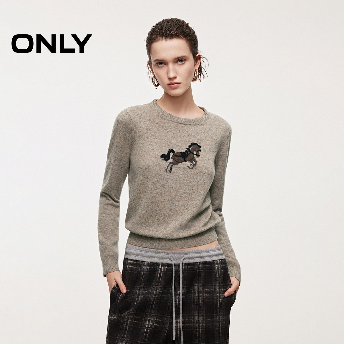 ONLY2026春季新款圆领长袖正肩撞色小马舒适针织衫女|126113030