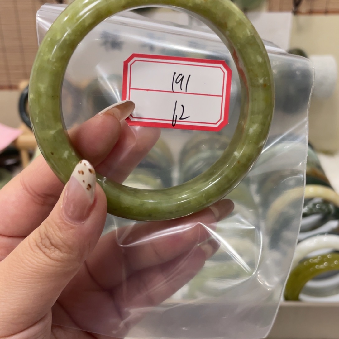 蛇纹石玉手镯未镶嵌