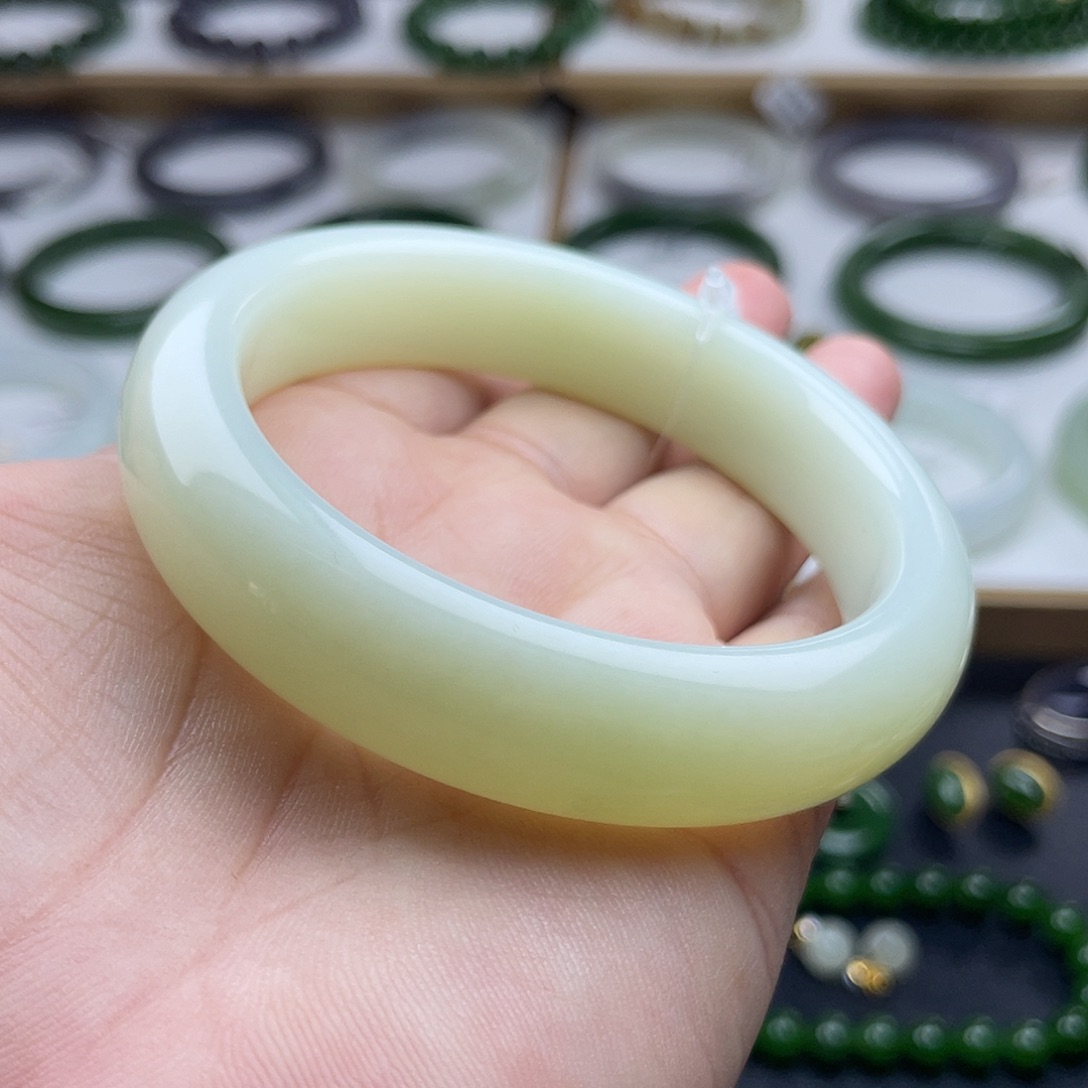 和田玉手镯未镶嵌