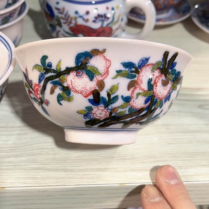 瓷片///////直径12.5厘米。红。