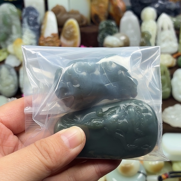 如***是和田玉未镶嵌颈饰