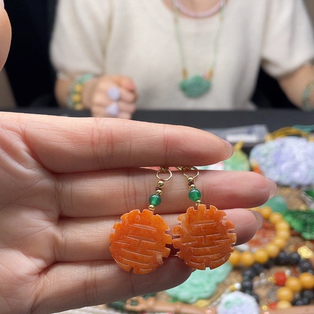 翡翠未镶嵌手镯待编织