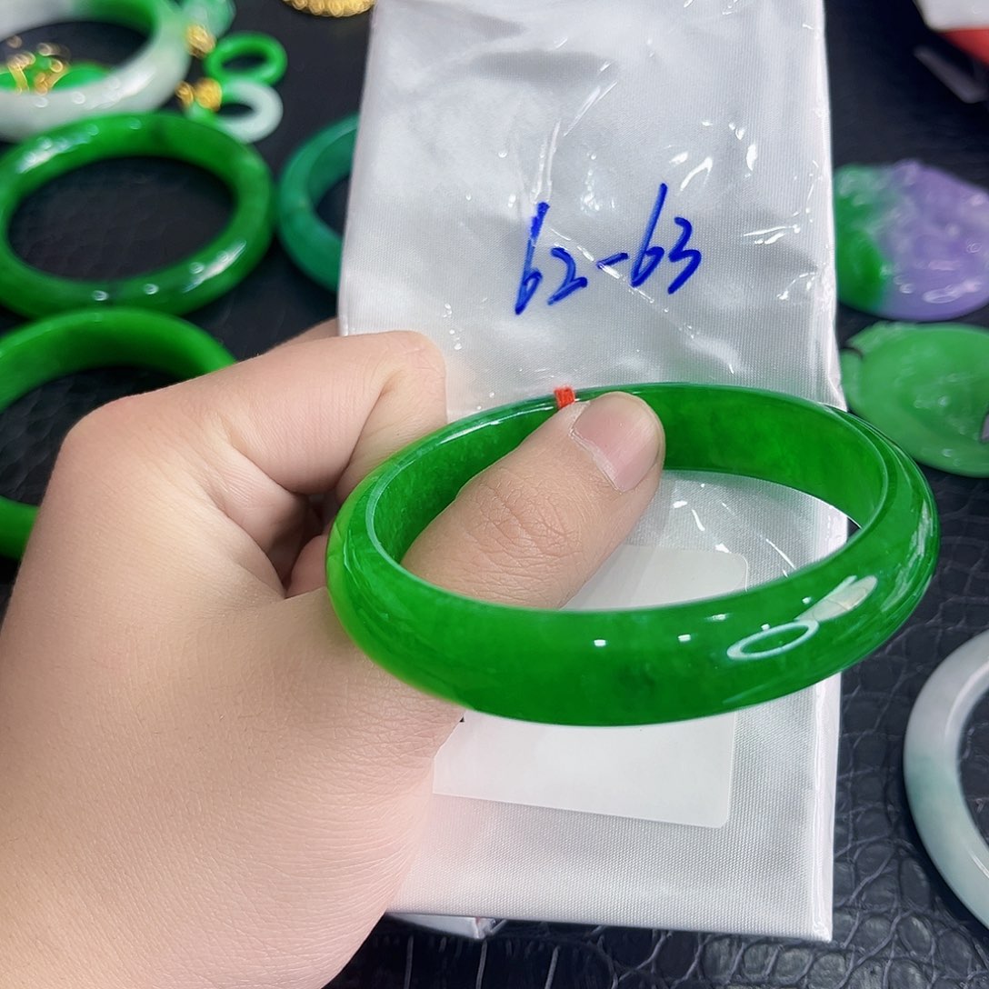 翡翠手镯未镶嵌美*哒多样性