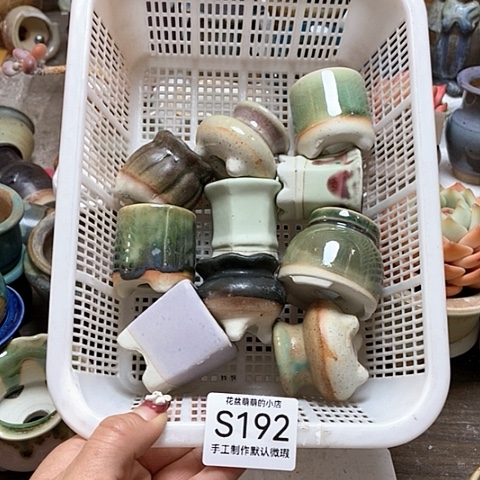 紫砂花盆192瑕疵品口径3厘米。左右