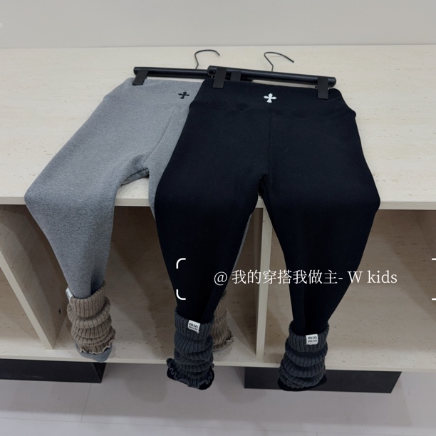 W童品，（ 现货 ）<7327编码>2025冬款加绒打底裤黑色灰色