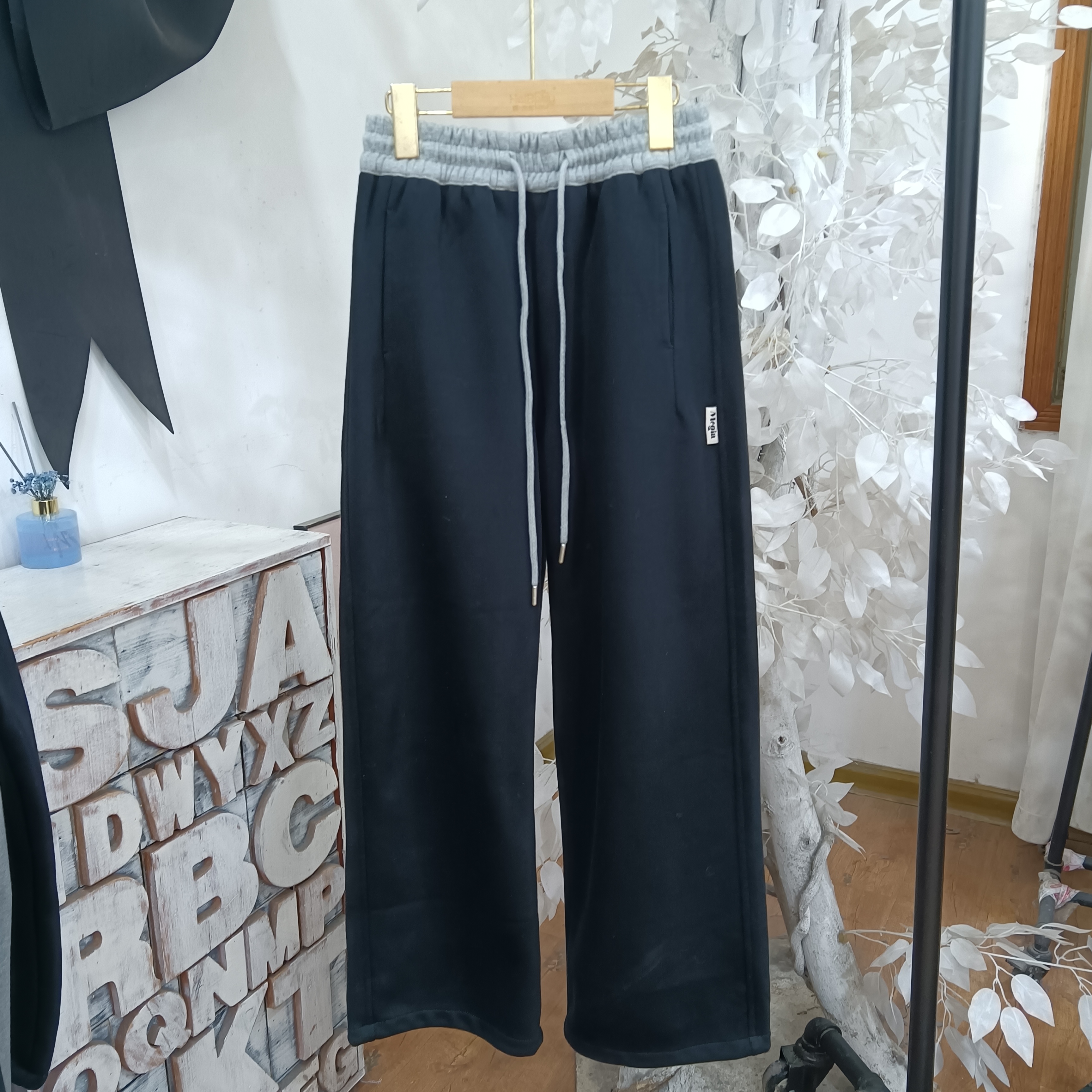 A089黑色薄绒休闲卫裤童装